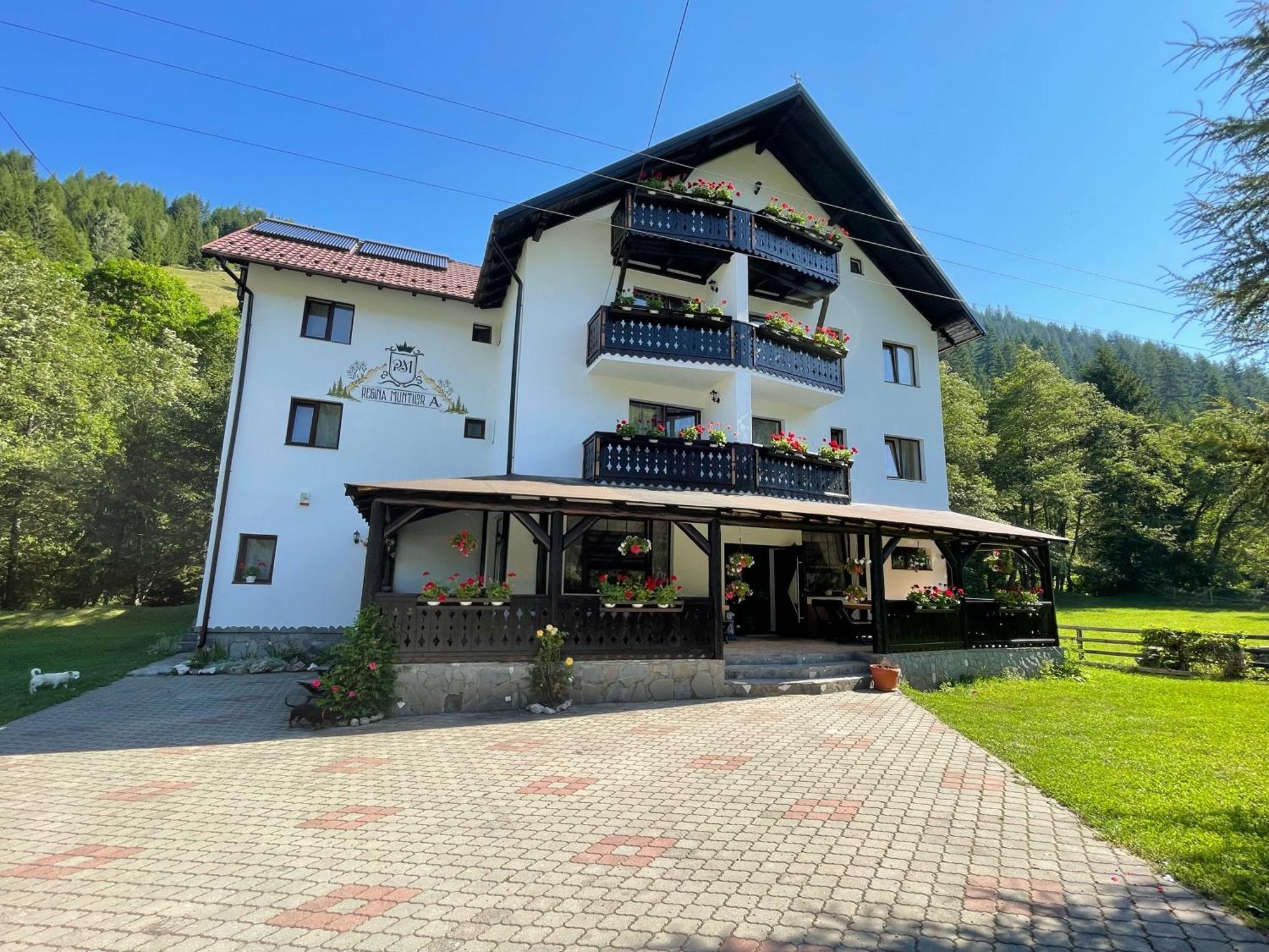 Hotel Regina Muntilor A Moeciu De Sus Exteriér fotografie